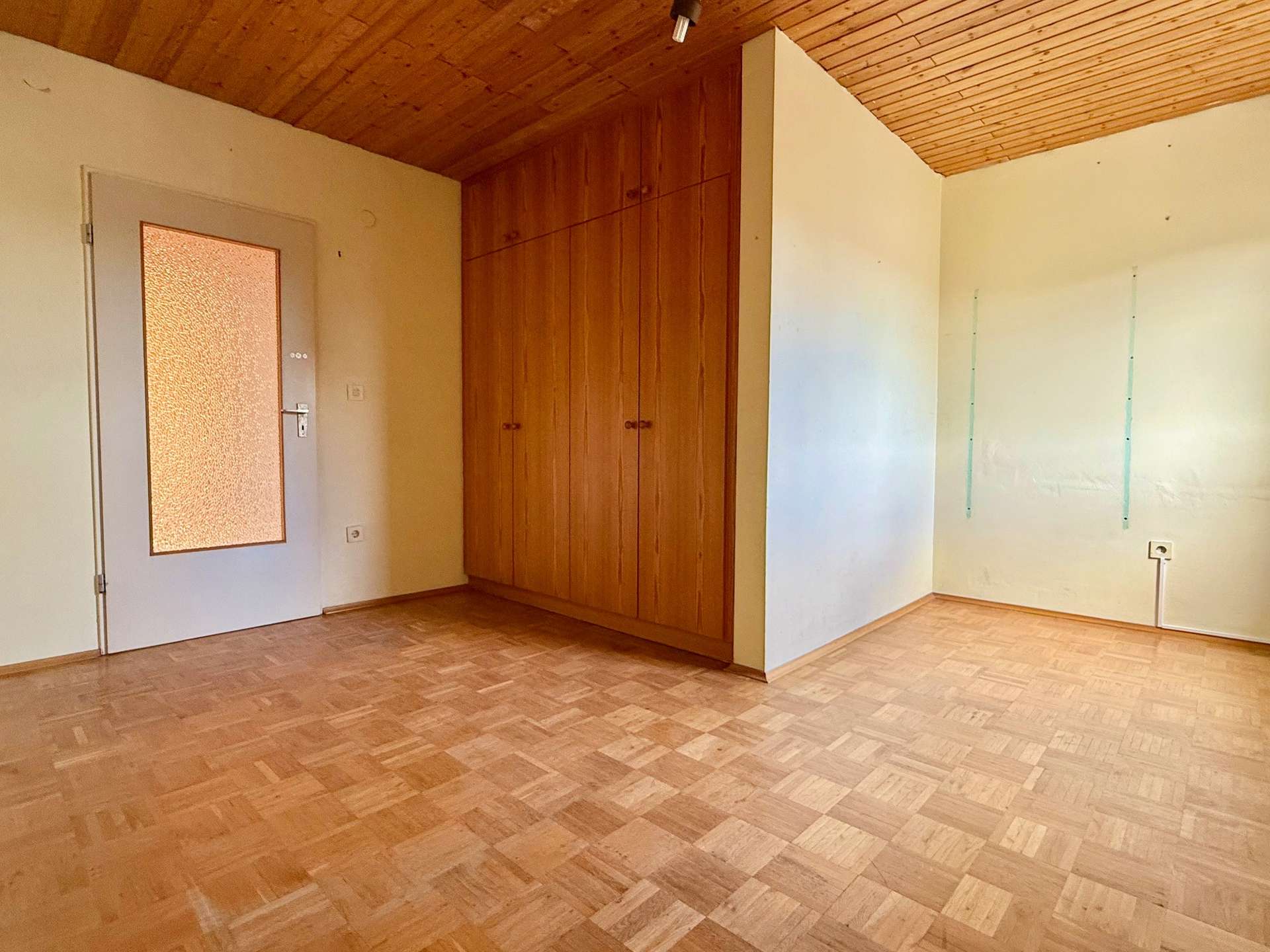 TOP LAGE, VIEL PLATZ, 2 GARAGEN, WINTERGARTEN UND PV-ANLAGE !!!